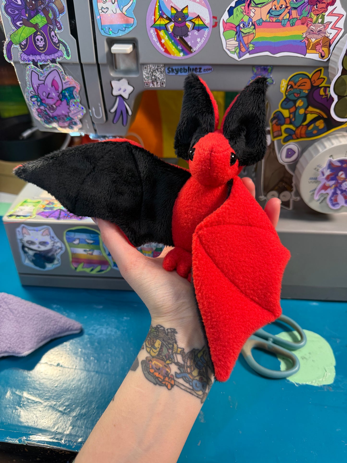 Peluche de murciélago del orgullo personalizado