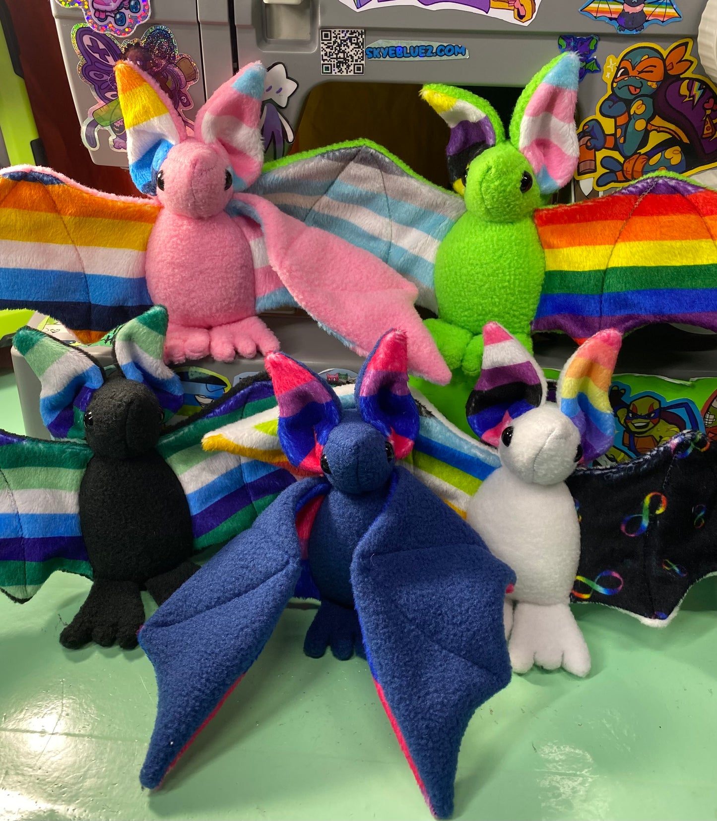 Peluche de murciélago del orgullo con múltiples banderas personalizado