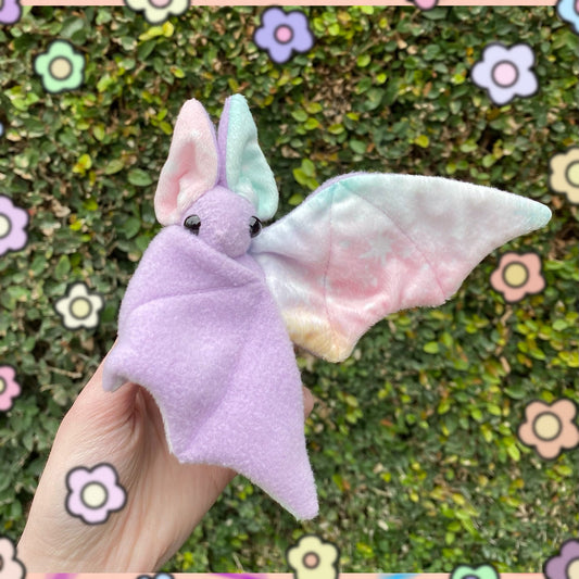 Peluche de murciélago arcoíris pastel